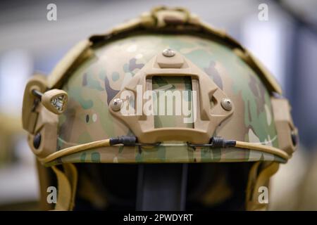 Le magasin de vêtements de l'armée présente le casque kaki qui fait partie de l'uniforme militaire du soldat. Banque D'Images