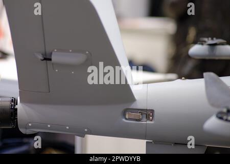 Un véhicule aérien militaire sans pilote armé de grenades à main pour prendre des soldats ennemis et des cibles militaires. Banque D'Images