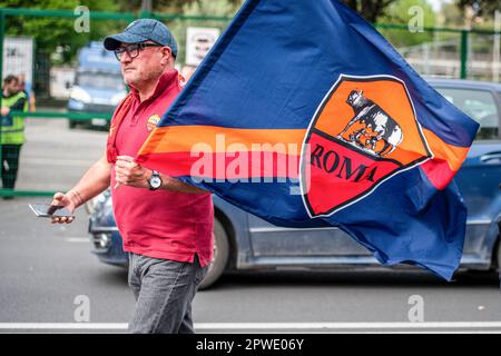 Rome, Italie. 29th avril 2023. Un homme descend dans la rue avec le DRAPEAU AS Roma. Environ 2 700 fans enthousiastes de l'équipe féminine de football au stade Tre Fontane, où le match entre ROMA et Fiorentina a eu lieu. Les fans de vêtements jaunes et rouges ont gagné par 2 buts à 1 et qui ont permis à la jeune équipe romaine de devenir des champions italiens pour la première fois dans l'histoire. Crédit : SOPA Images Limited/Alamy Live News Banque D'Images