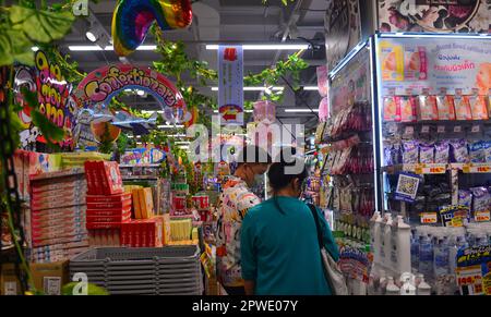 Les acheteurs regardent les produits en vente dans Don Don Donki, une chaîne de magasins japonais, dans la région de Silom, Bangkok, Thaïlande. Banque D'Images