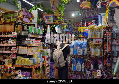 Les acheteurs regardent les produits en vente dans Don Don Donki, une chaîne de magasins japonais, dans la région de Silom, Bangkok, Thaïlande. Banque D'Images