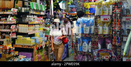 Les acheteurs regardent les produits en vente dans Don Don Donki, une chaîne de magasins japonais, dans la région de Silom, Bangkok, Thaïlande. Banque D'Images