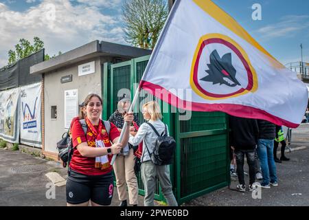 Rome, Italie. 29th avril 2023. Une jeune fille souriante vêtue DE COULEURS roms à l'extérieur du stade fait passer le drapeau avec le symbole AS Roma. Environ 2 700 fans enthousiastes de l'équipe féminine de football au stade Tre Fontane, où le match entre ROMA et Fiorentina a eu lieu. Les fans de vêtements jaunes et rouges ont gagné par 2 buts à 1 et qui ont permis à la jeune équipe romaine de devenir des champions italiens pour la première fois dans l'histoire. (Photo de Marcello Valeri/SOPA Images/Sipa USA) crédit: SIPA USA/Alay Live News Banque D'Images