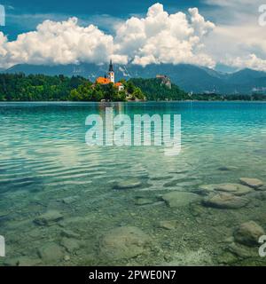 Majestueux lac transparent propre avec belle église sur la petite île, lac Bled, Slovénie, Europe Banque D'Images