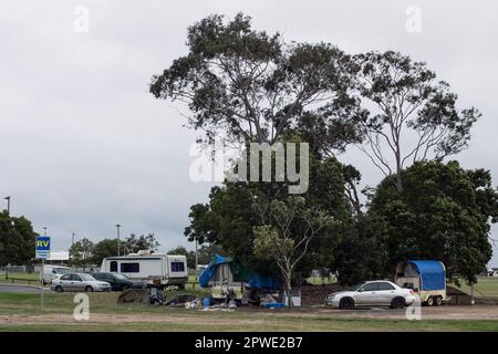 Bundaberg, Queensland, Australie. 10 octobre 2022. Camping des sans-abri dans un terrain de camping gratuit à Bundaberg, en Australie. Banque D'Images