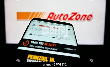 Téléphone mobile avec page Web de la société américaine de pièces automobiles AutoZone Inc. À l'écran devant le logo de l'entreprise. Faites la mise au point dans le coin supérieur gauche de l'écran du téléphone. Banque D'Images