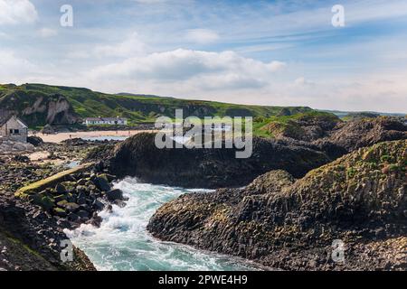 Port de Ballintoy sur la route côtière de Causeway en Irlande du Nord Banque D'Images