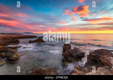 Lever de soleil vibrant sur la plage à Torre de la Sal sur la côte méditerranéenne de l'Espagne Banque D'Images