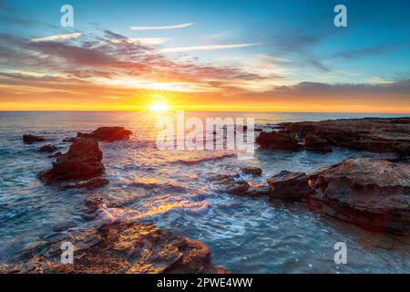 Lever de soleil sur la plage à Torre de la Sal à Castellón, dans le sud de l'Espagne Banque D'Images