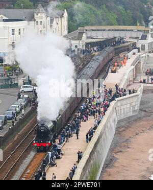 Dawlish, Devon, Royaume-Uni. 30th avril 2023. Les passionnés de vapeur bordent le mur de mer comme no.60103. Les Flying Scotsman se dispute à Dawlish, dans le Devon, en direction de Plymouth, sur le chemin de Cornwall, lors des célèbres festivités du centenaire des locomotives à vapeur. Crédit photo : Graham Hunt/Alamy Live News Banque D'Images