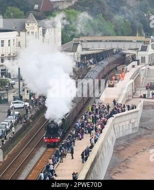 Dawlish, Devon, Royaume-Uni. 30th avril 2023. Les passionnés de vapeur bordent le mur de mer comme no.60103. Les Flying Scotsman se dispute à Dawlish, dans le Devon, en direction de Plymouth, sur le chemin de Cornwall, lors des célèbres festivités du centenaire des locomotives à vapeur. Crédit photo : Graham Hunt/Alamy Live News Banque D'Images