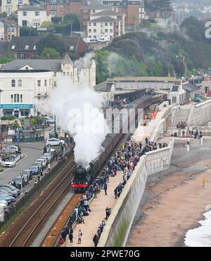 Dawlish, Devon, Royaume-Uni. 30th avril 2023. Les passionnés de vapeur bordent le mur de mer comme no.60103. Les Flying Scotsman se dispute à Dawlish, dans le Devon, en direction de Plymouth, sur le chemin de Cornwall, lors des célèbres festivités du centenaire des locomotives à vapeur. Crédit photo : Graham Hunt/Alamy Live News Banque D'Images