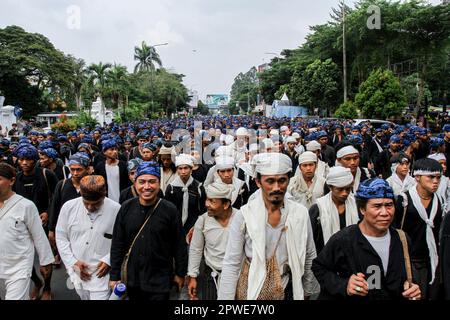 Serang, Indonésie. 29th avril 2023. Les Baduy participent à une série de cérémonies traditionnelles de Seba Baduy à Serang. La tradition Seba Baduy est une série de traditions annuelles du peuple Baduy en transmettant ses aspirations ainsi qu'en se rendant amis avec le gouvernement local et comme une forme de gratitude pour l'abondante récolte. Crédit : SOPA Images Limited/Alamy Live News Banque D'Images