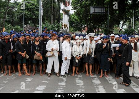 Serang, Indonésie. 29th avril 2023. Les Baduy participent à une série de cérémonies traditionnelles de Seba Baduy à Serang. La tradition Seba Baduy est une série de traditions annuelles du peuple Baduy en transmettant ses aspirations ainsi qu'en se rendant amis avec le gouvernement local et comme une forme de gratitude pour l'abondante récolte. Crédit : SOPA Images Limited/Alamy Live News Banque D'Images