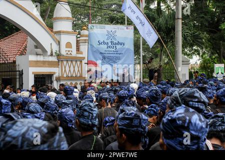 Serang, Indonésie. 29th avril 2023. Les Baduy participent à une série de cérémonies traditionnelles de Seba Baduy à Serang. La tradition Seba Baduy est une série de traditions annuelles du peuple Baduy en transmettant ses aspirations ainsi qu'en se rendant amis avec le gouvernement local et comme une forme de gratitude pour l'abondante récolte. Crédit : SOPA Images Limited/Alamy Live News Banque D'Images