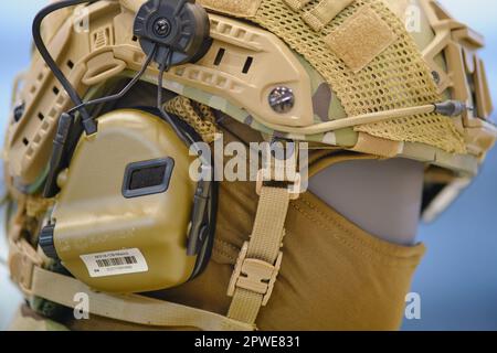 Casque avec casque pour une radio militaire sur un mannequin. Communications militaires portables - Moscou, Russie, 21 avril 2023 Banque D'Images