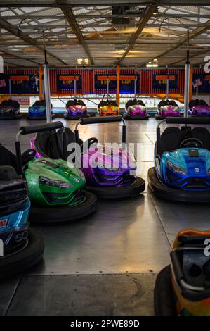 Parc d'attractions britannique coloré en journée Banque D'Images