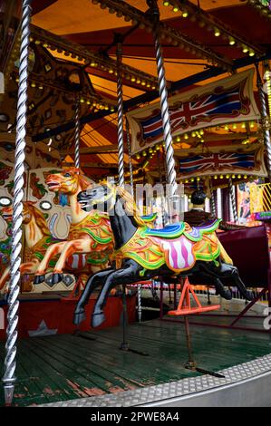 Parc d'attractions britannique coloré en journée Banque D'Images