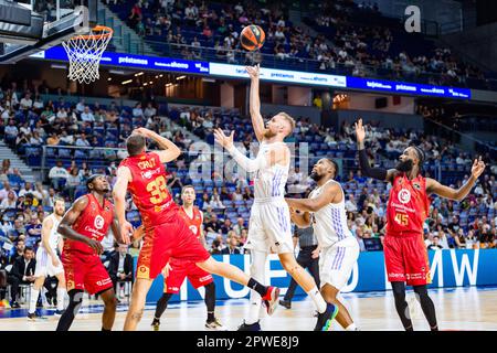 Madrid, Espagne. 30th avril 2023. Dzanan Musa (Real Madrid) en action pendant le match de basket-ball entre Real Madrid et Saragosse Panier valable pour le match 30 de la ligue espagnole de basket-ball ACB appelé “Liga Endesa” joué au Centre Wizink à Madrid le dimanche 30 avril 2023 crédit: Live Media Publishing Group/Alay Live News Banque D'Images