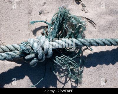 Netzmüll am Strand, Geisternetz, Net corbeille sur la plage, filet fantôme Banque D'Images