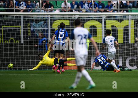 Milan, Italie. 30 avril 2023. Felipe Anderson de SS Lazio marque un but lors de la série A match de football entre FC Internazionale et SS Lazio. Credit: Nicolò Campo/Alay Live News Banque D'Images