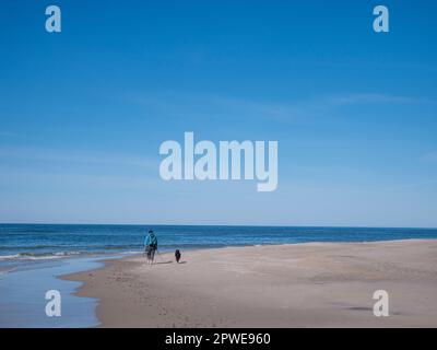 Spaziergänger am Meer, Spaziergänger mit Hund am Meer, Walkers au bord de la mer, marcheurs avec le chien au bord de la mer Banque D'Images