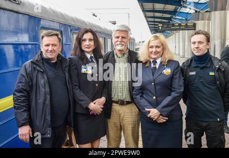 Dnipro, Ukraine. 29th avril 2023. Le président Petr Pavel, au centre, est photographié avec des gens dans une gare avant de quitter Dnipro, dans l'est de l'Ukraine, à 29 avril 2023. Le président tchèque Pavel et le président slovaque Zuzana Caputova sont arrivés en Ukraine le matin de 28 avril. Leur ordre du jour est, entre autres choses, une rencontre avec le président ukrainien Volodymyr Zelenskiy et une visite de certains des sites considérés comme des symboles des crimes de guerre russes. Crédit: Karel Capek/CTK photo/Alay Live News Banque D'Images