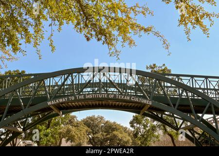 San Antonio, Texas, États-Unis - février 2023 : passerelle à l'entrée de l'Institut des cultures texanes dans le parc Towers of the Americas à San Antonio Banque D'Images