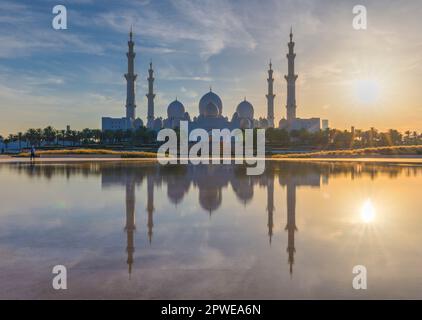 Abou Dhabi, Émirats Arabes Unis - 22 avril 2023 : Grande Mosquée du cheikh Zayed au crépuscule Banque D'Images