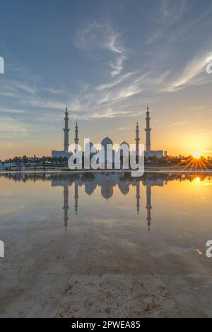 Abou Dhabi, Émirats Arabes Unis - 22 avril 2023 : Grande Mosquée du cheikh Zayed au crépuscule Banque D'Images