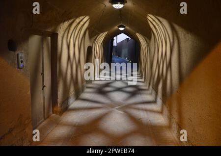 Belle allée illuminée avec arches en argile à Yazd, Iran Banque D'Images