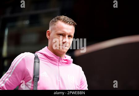 Le gardien de but de Fulham Bernd Leno arrive devant le match de la Premier League à Craven Cottage, Fulham. Date de la photo: Dimanche 30 avril 2023. Banque D'Images