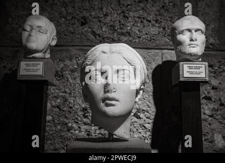 Une tête de femme en marbre sculpté datant de 2nd ans, flanquée de deux têtes d'hommes sculptées, exposée au Side Museum, dans la province d'Antalya, en Turquie (Turkiye). Le Banque D'Images