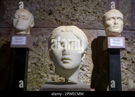 Une tête de femme en marbre sculpté datant de 2nd ans, flanquée de deux têtes d'hommes sculptées, exposée au Side Museum, dans la province d'Antalya, en Turquie (Turkiye). Le Banque D'Images