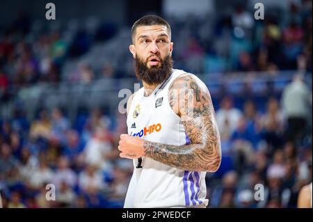 Madrid, Espagne. 30th avril 2023. Vincent Poirier (Real Madrid) pendant le match de basket-ball entre Real Madrid et Saragosse Panier valable pour le match 30 de la ligue espagnole de basket-ball ACB appelé “Liga Endesa” joué au Centre Wizink à Madrid le dimanche 30 avril 2023 crédit: Live Media Publishing Group/Alay Live News Banque D'Images