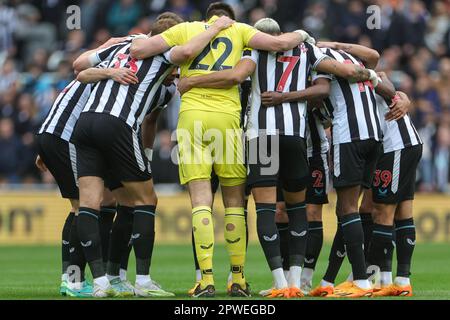 Les joueurs de Newcastle United forment un caucus avant le match de la Premier League Newcastle United contre Southampton à St. James's Park, Newcastle, Royaume-Uni, 30th avril 2023 (photo de Mark Cosgrove/News Images) Banque D'Images