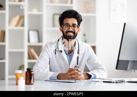 Portrait d'un jeune médecin indien de belle qualité posant à la clinique Banque D'Images