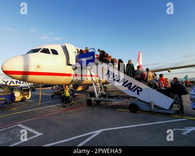 Personnes embarquant dans l'avion à l'aéroport de Dublin en Irlande Banque D'Images