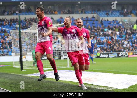 Cardiff, Royaume-Uni. 30th avril 2023. Matty Pearson de Huddersfield Town (4) célèbre avec ses coéquipiers après avoir atteint le but de ses équipes en 2nd. Match de championnat EFL Skybet, ville de Cardiff / ville de Huddersfield au stade de Cardiff City à Cardiff, pays de Galles, le dimanche 30th avril 2023. Cette image ne peut être utilisée qu'à des fins éditoriales. Usage éditorial seulement, photo par Andrew Orchard/Andrew Orchard sports photographie/Alamy Live News crédit: Andrew Orchard sports photographie/Alamy Live News Banque D'Images