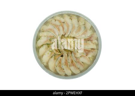 Tranches de hareng salé et mariné dans un pot isolé sur fond blanc. Hareng salé dans l'huile dans un emballage en plastique Banque D'Images