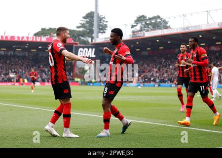 Jefferson Lerma (au centre) de Bournemouth célèbre avec Ryan Christie (à gauche) de Bournemouth après avoir marqué leur deuxième but lors du match de la Premier League au stade Vitality, à Bournemouth. Date de la photo: Dimanche 30 avril 2023. Banque D'Images