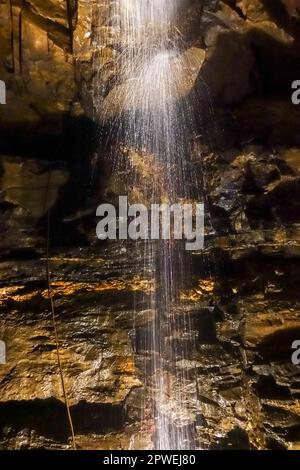 Intérieur de la grotte souterraine d'Aillwee (Ballyvaughan) en Irlande Banque D'Images