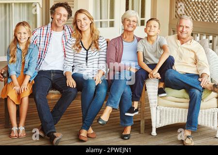 Rien dans le monde n'est meilleur que la famille. Portrait complet d'une famille de six personnes assises à l'extérieur. Banque D'Images