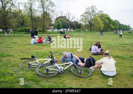 Wimbledon Londres Royaume-Uni. 30 avril 2023. 2023. Les gens qui profitent des conditions douces sur Wimbledon commune sur une journée chaude que les températures devraient augmenter à 21Celsius au cours de la banque week-end de vacances crédit: amer ghazzal / Alamy Live News Banque D'Images