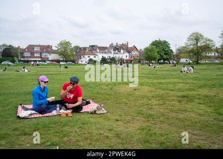 Wimbledon Londres Royaume-Uni. 30 avril 2023. 2023. Les gens qui profitent des conditions douces sur Wimbledon commune sur une journée chaude que les températures devraient augmenter à 21Celsius au cours de la banque week-end de vacances crédit: amer ghazzal / Alamy Live News Banque D'Images