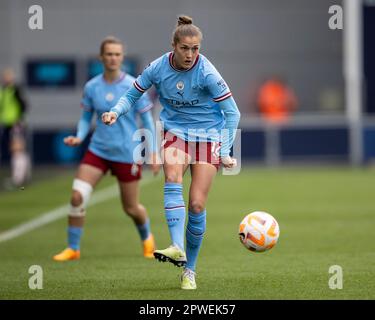 The Academy Stadium, Manchester, Royaume-Uni. 30th avril 2023. Super League football pour Femme, Manchester City versus Reading ; Filippa Angeldahl de Manchester City traverse le ballon Credit: Action plus Sports/Alay Live News Banque D'Images