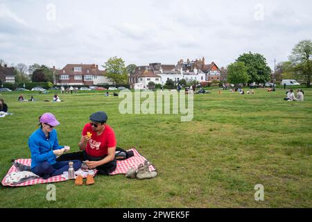 Wimbledon Londres Royaume-Uni. 30 avril 2023. 2023. Les gens qui profitent des conditions douces sur Wimbledon commune sur une journée chaude que les températures devraient augmenter à 21Celsius au cours de la banque week-end de vacances crédit: amer ghazzal / Alamy Live News Banque D'Images