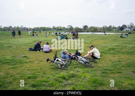 Wimbledon Londres Royaume-Uni. 30 avril 2023. 2023. Les gens qui profitent des conditions douces sur Wimbledon commune sur une journée chaude que les températures devraient augmenter à 21Celsius au cours de la banque week-end de vacances crédit: amer ghazzal / Alamy Live News Banque D'Images