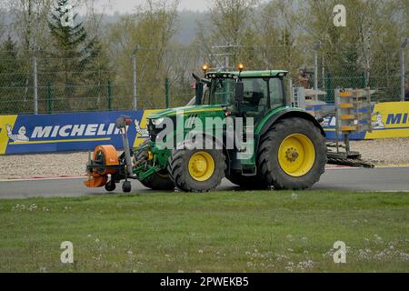 Spa Franchchamps, Belgique. 29th avril 2023. 04/29/2023, circuit de Spa-Francorchamps, Spa-Francorchamps, WEC - TotalEnergies 6 heures de Spa-Francorchamps, sur la photo Un tracteur nettoie la piste de Spa. Credit: dpa/Alay Live News Banque D'Images