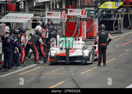 04/29/2023, circuit de Spa-Francorchamps, Spa-Francorchamps, WEC - TotalEnergies 6 heures de Spa-Francorchamps, sur la photo TOYOTA GAZOO RACING, Toyota GR010 - Hybrid, Mike Conway (GBR), Kamui Kobayashi (JPN), José Maria Lopez (ARG) à l'arrêt de la fosse. Banque D'Images